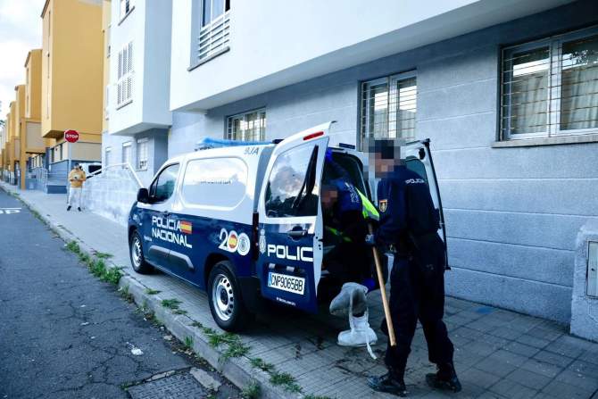 Agentes de la Polic&iacute;a Nacional en el lugar del suceso/C7.